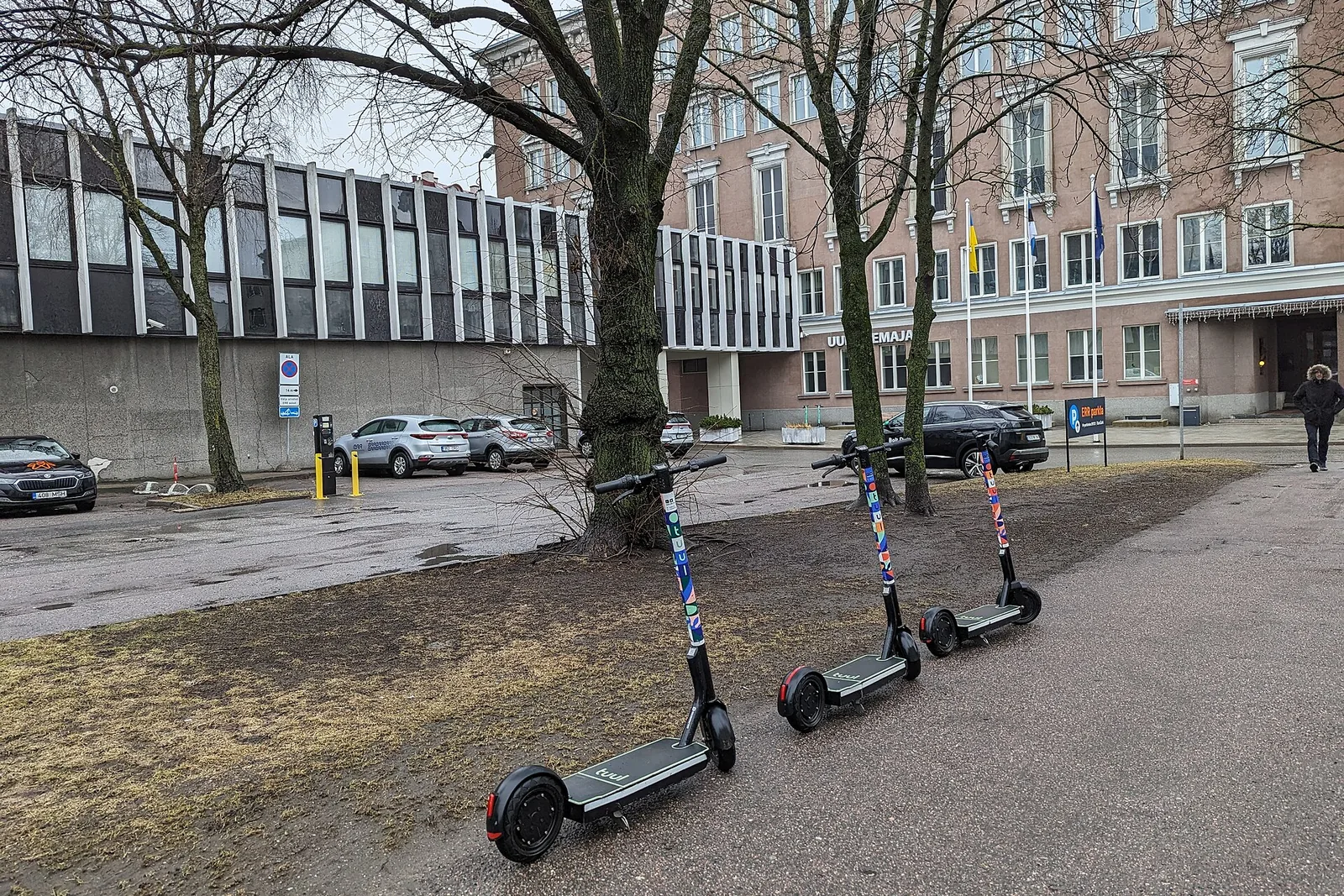 Kolm reas pargitud elektritõukeratast.