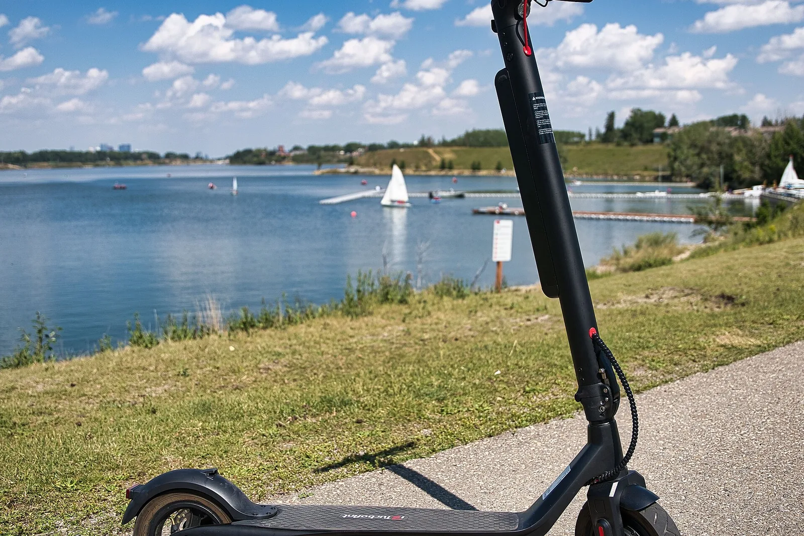 Eemaldatava akuga elektritõukeratas järve ääres.