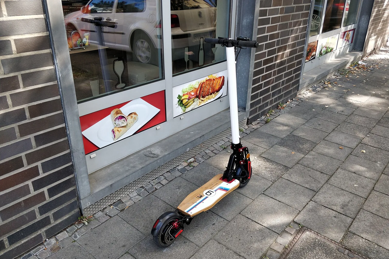 Kõnniteele poe ette pargitud elektritõukeratas.