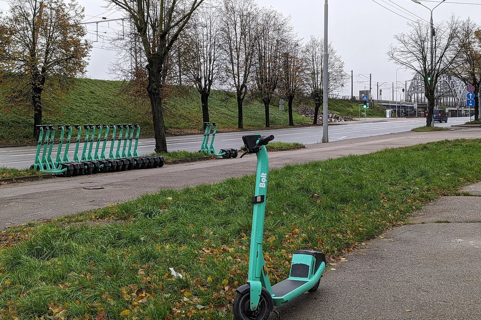 Kaks jagatud elektritõukeratast märgistatud parkimisalal.