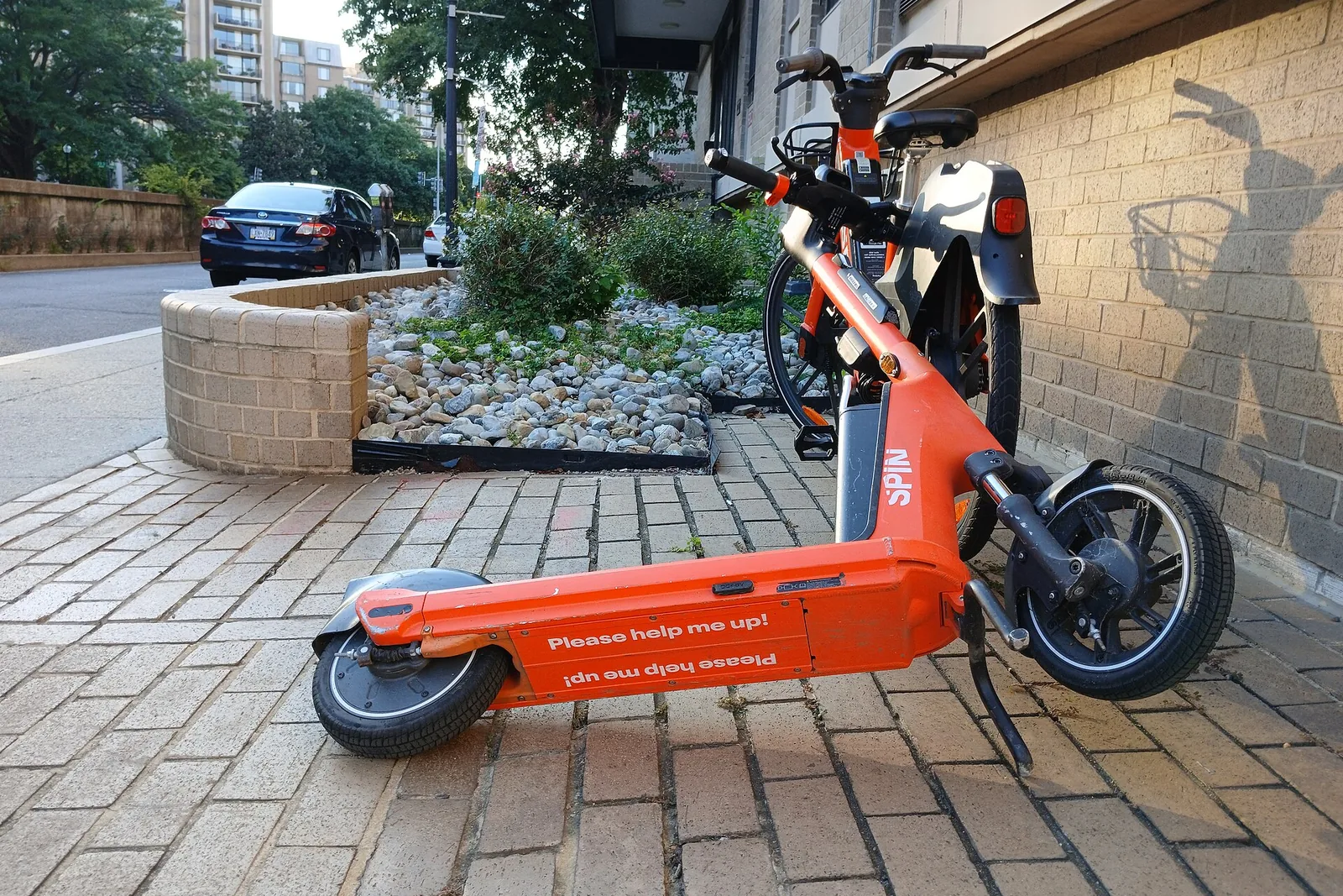 Külili elektritõukeratas, näha on selle alumine pool.